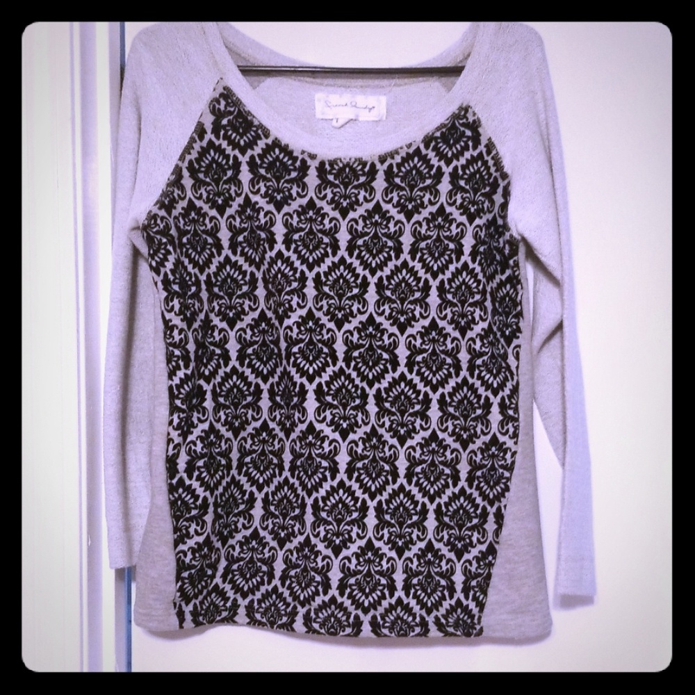 Long sleeve, scoop neck